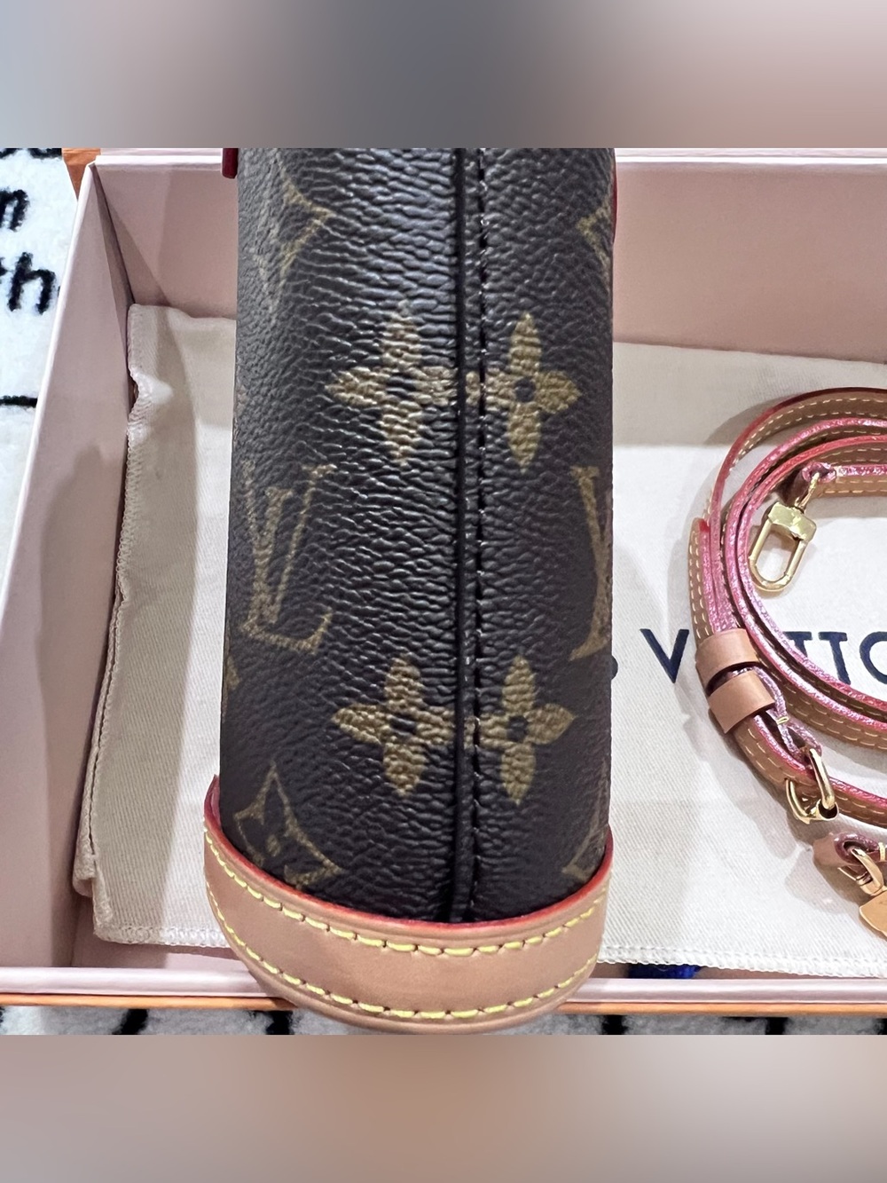 Louis Vuitton fold me pouch - Picture 10 of 16